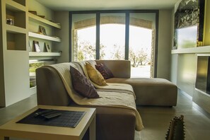 Luxury Villa, 4 Bedrooms, Private Pool, Valley View | Living room | 30-inch Smart TV with satellite channels, TV, DVD player - Fonte al Vento (Cortona)