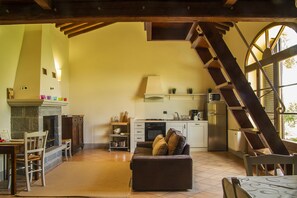 Deluxe Villa, 2 Bedrooms, Private Pool, Valley View (Orangerie) | Private kitchen | Full-size fridge, microwave, oven, stovetop - Fonte al Vento (Cortona)