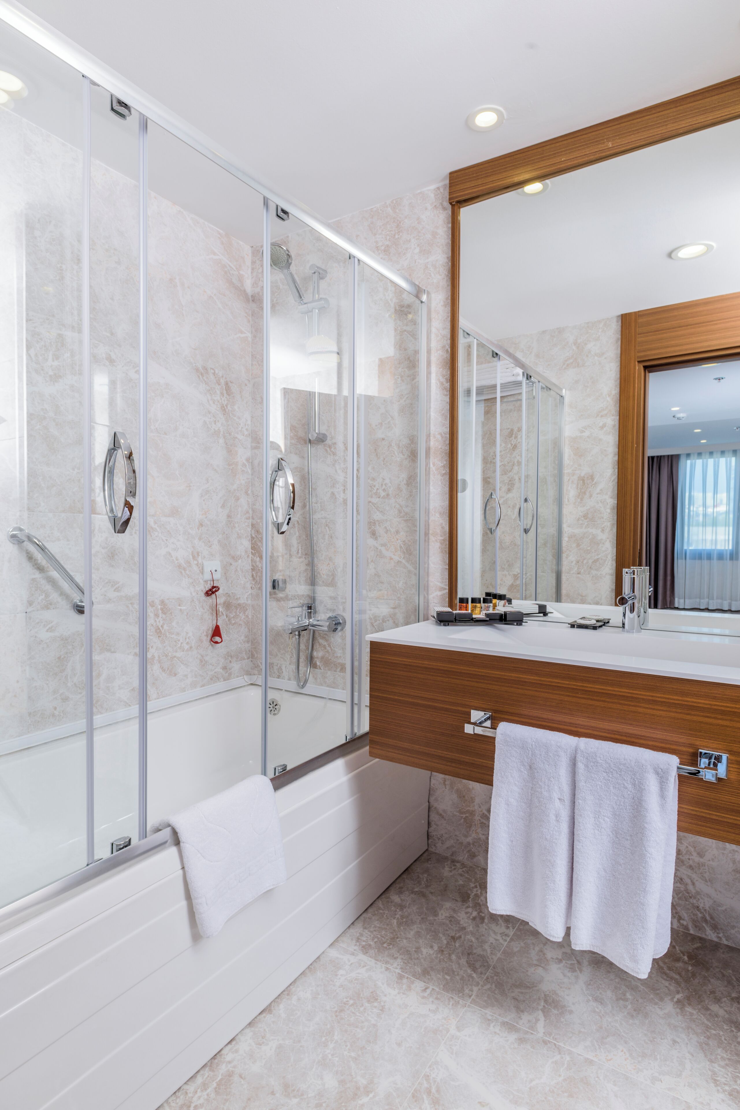 Suite | Bathroom | Shower, free toiletries, hair dryer, slippers