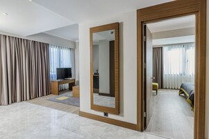 Roupas de cama premium, frigobar, cofres nos quartos, escrivaninha