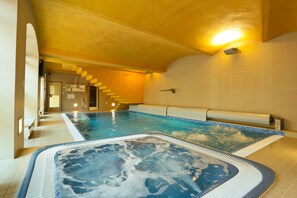 Indoor spa tub