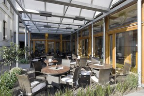 2 restaurants, breakfast, lunch, dinner served; international cuisine
