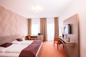 Business Double or Twin Room | Minibar, in-room safe, desk, blackout curtains