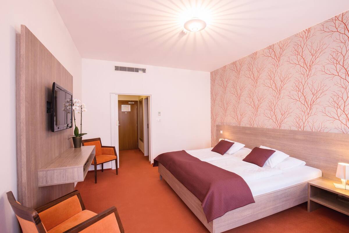 Business Double or Twin Room | Minibar, in-room safe, desk, blackout curtains