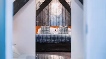 Suite (Townhouse) | Desk, iron/ironing board, free WiFi, bed sheets