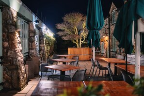 Exterior - The Bull and Townhouse, Beaumaris- The Inn Collection Group (Beaumaris)