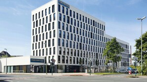 A modern office building with a sign reading "Four Points Flex." - Four Points Flex by Sheraton Essen (Essen)