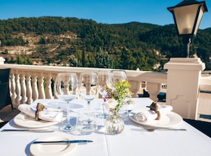 Outdoor dining - La Escondida Singular's Hotels & Restaurants (Penaguila)
