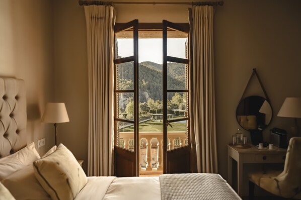 Caja de seguridad en la habitación y escritorio