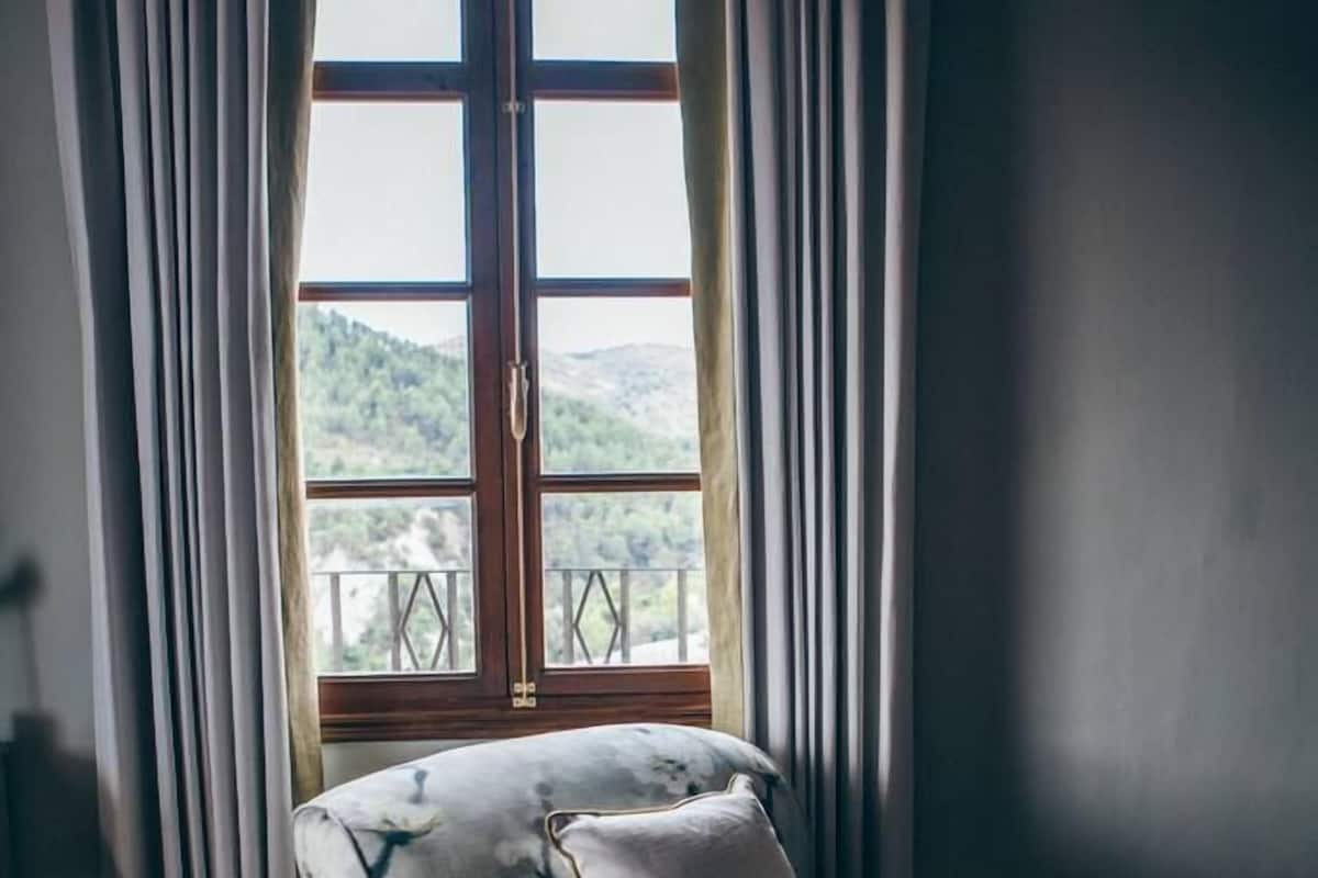 Suite (corner) | In-room safe, desk, laptop workspace, soundproofing