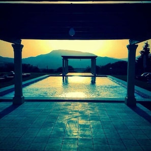 Piscina interna, piscina externa, guarda-sóis, espreguiçadeiras