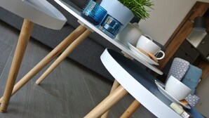 Un coin repas moderne avec une petite table, une plante en pot et une tasse de thé.
