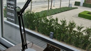 Un bureau avec une lampe de bureau, un clavier et une boîte étiquetée « Divers ».