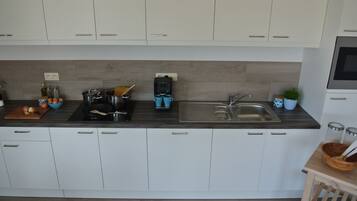 Lemari es, microwave, oven, dan kompor