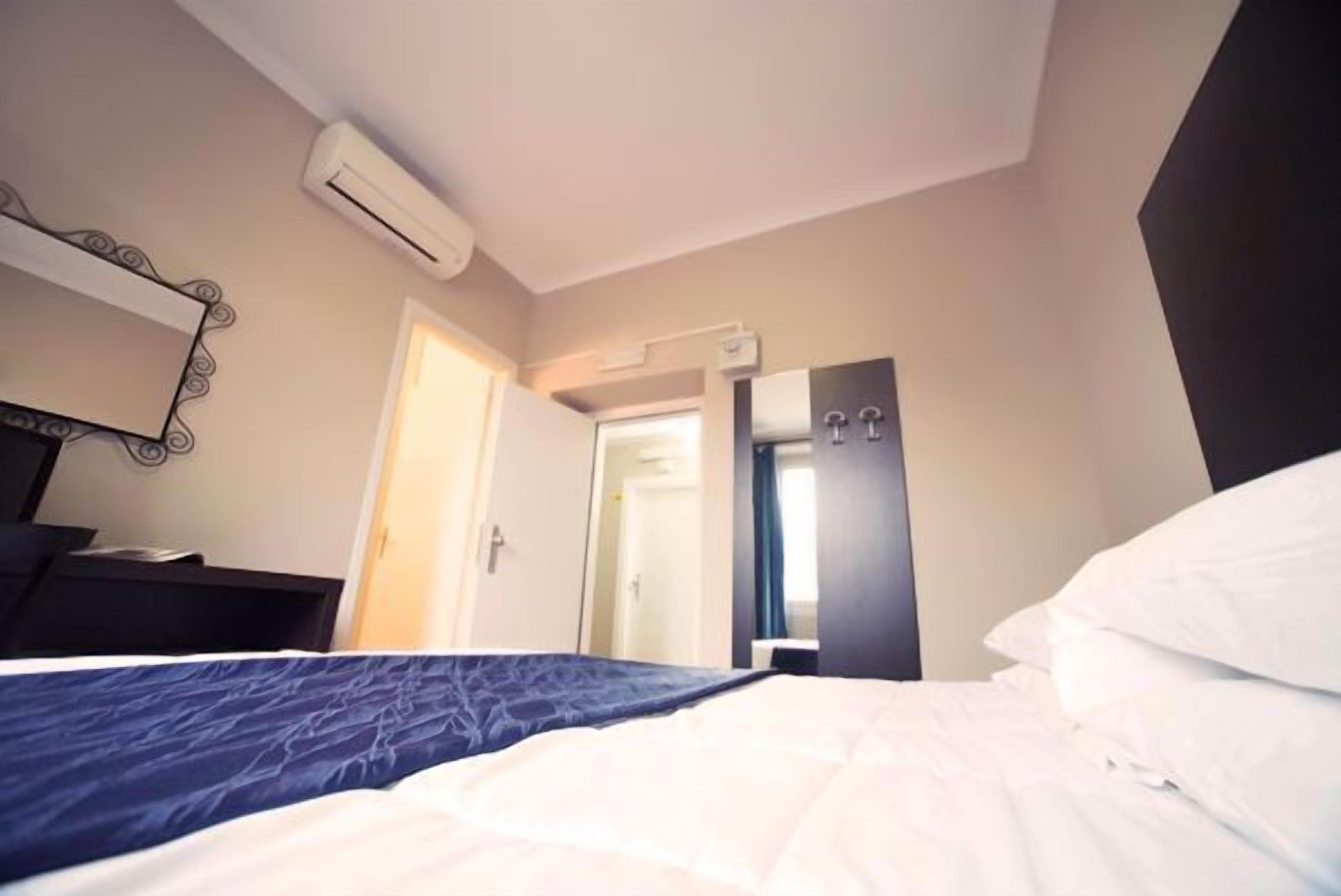 Double Room Single Use | Hypo-allergenic bedding, minibar, in-room safe, desk