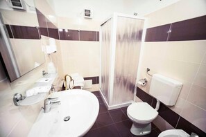 Shower, free toiletries, hair dryer, bidet - Hotel Principe (Casale Monferrato)