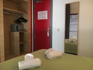 Single Room (interior, no views) | Meja, langsir/tirai gelap terus, Wi-fi percuma 