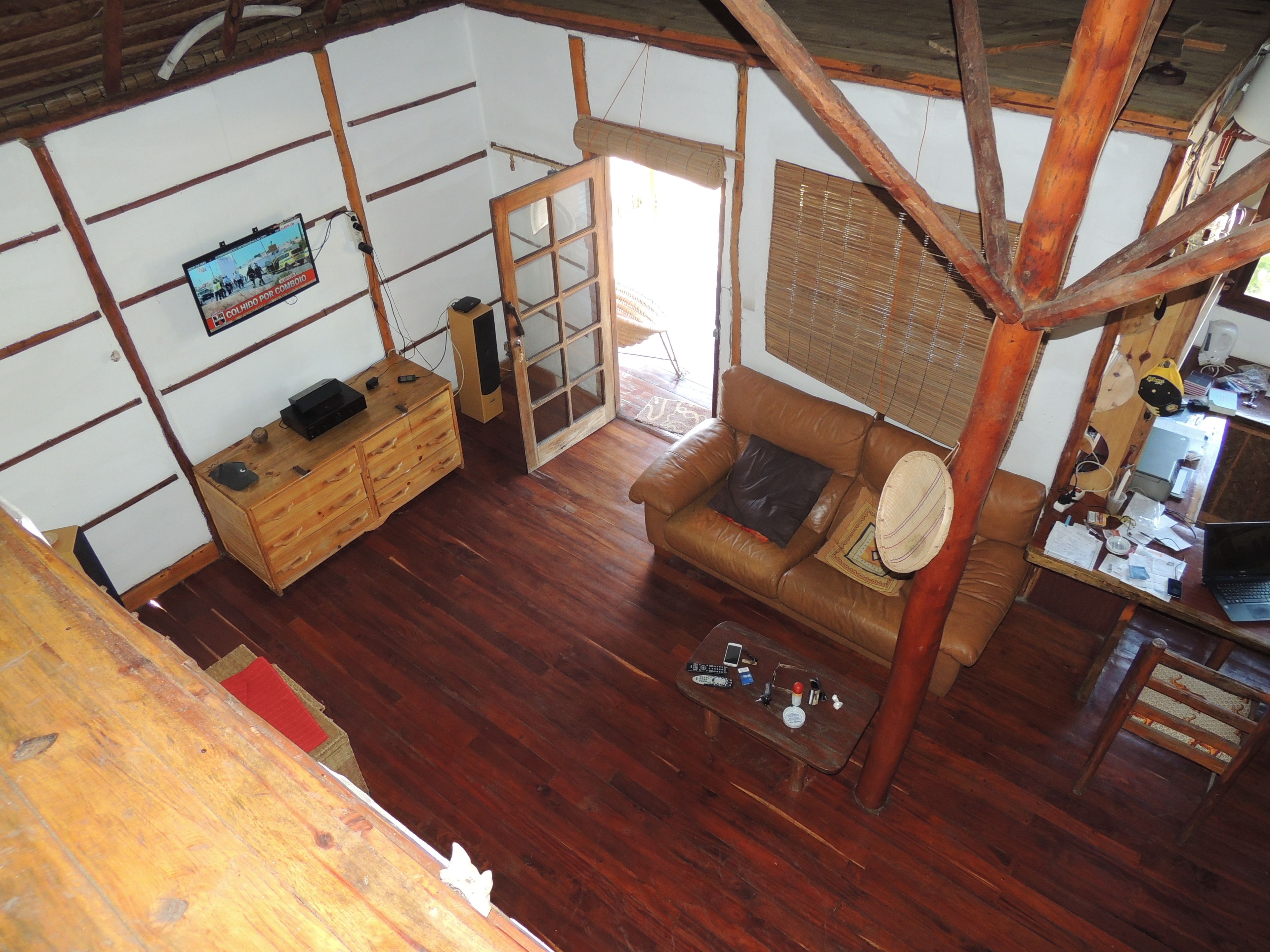 Una habitación tradicional japonesa con suelo de tatami, un sofá de madera, un armario de madera y una pequeña mesa con diversos objetos.