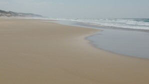 A wide sandy beach with gentle waves. - Duna Lodge (Jangamo)