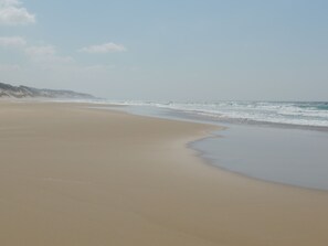 On the beach, white sand, beach shuttle, fishing - Duna Lodge (Jangamo)