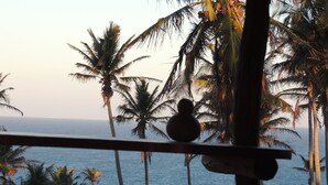 A view of the ocean with palm trees and a wooden railing. - Duna Lodge (Jangamo)