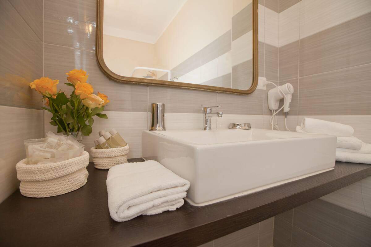 Classic Townhome, 1 Bedroom, Non Smoking, Private Bathroom | Bathroom | Free toiletries, hair dryer, bidet, towels