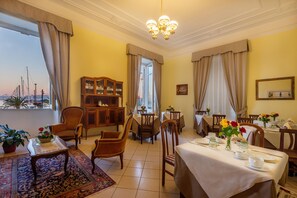 朝食 (ビュッフェ)、毎日提供 (無料)