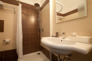 Phòng 3 dành cho gia đình, nhiều phòng ngủ | Phòng tắm | Đồ dùng nhà tắm miễn phí, máy sấy tóc, chậu vệ sinh/vòi rửa 