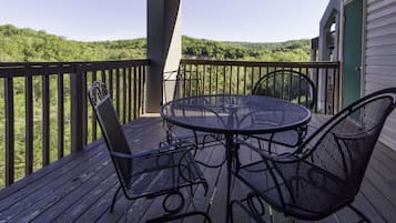 Traditional Condo, 2 Bedrooms, Kitchen, Mountainside | Terrace/patio