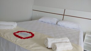 Een minibar, een kluis op de kamer, een bureau, gratis wifi