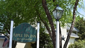 Señal del Apple Bin Inn, que indica que ofrece servicios de alojamiento con desayuno.