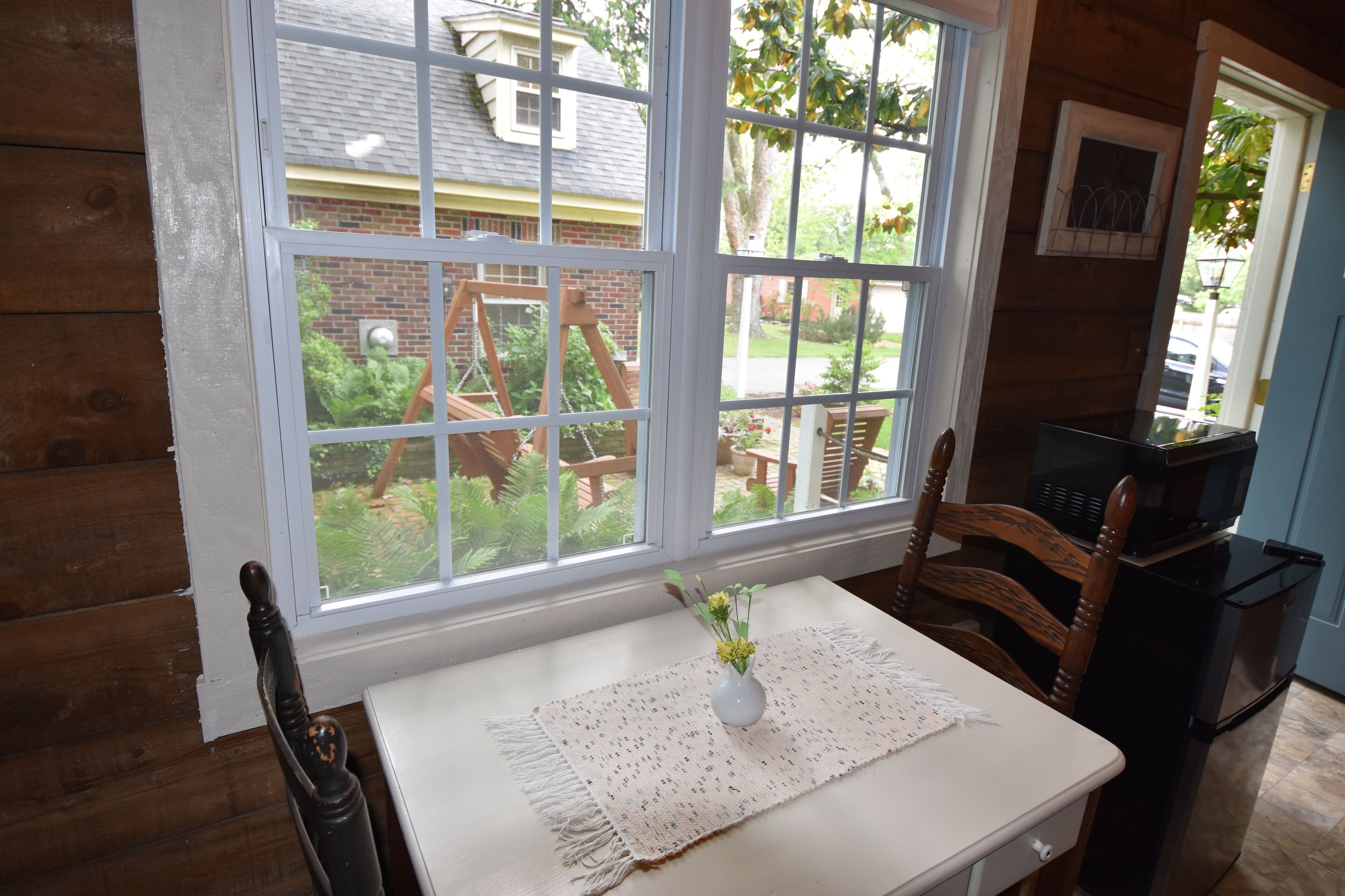 Hytte, 1 queensize-seng, privat bad | Utsikt mot gårdsplass