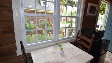 Cabaña, 1 cama Queen size, baño privado | Vista al patio