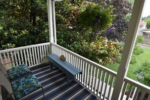 Rum - 1 queensize-säng - privat badrum | Utsikt mot trädgården