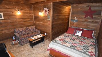 Cabaña, 1 cama Queen size, baño privado | Escritorio, tabla de planchar con plancha, wifi gratis y ropa de cama