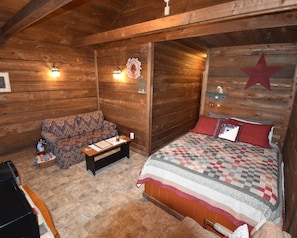 Cabin, 1 Queen Bed, Private Bathroom | Desk, iron/ironing board, free WiFi, bed sheets - Apple Bin Inn (Willow Street)