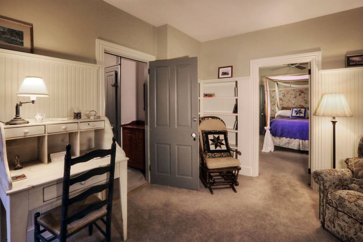 Deluxe Suite, 1 Queen Bed, Private Bathroom | Desk, iron/ironing board (on request), WiFi (free), bed sheets