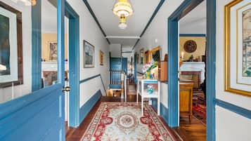 Deluxe Suite, Ensuite (The Gable & Lombard Suite) | Interior