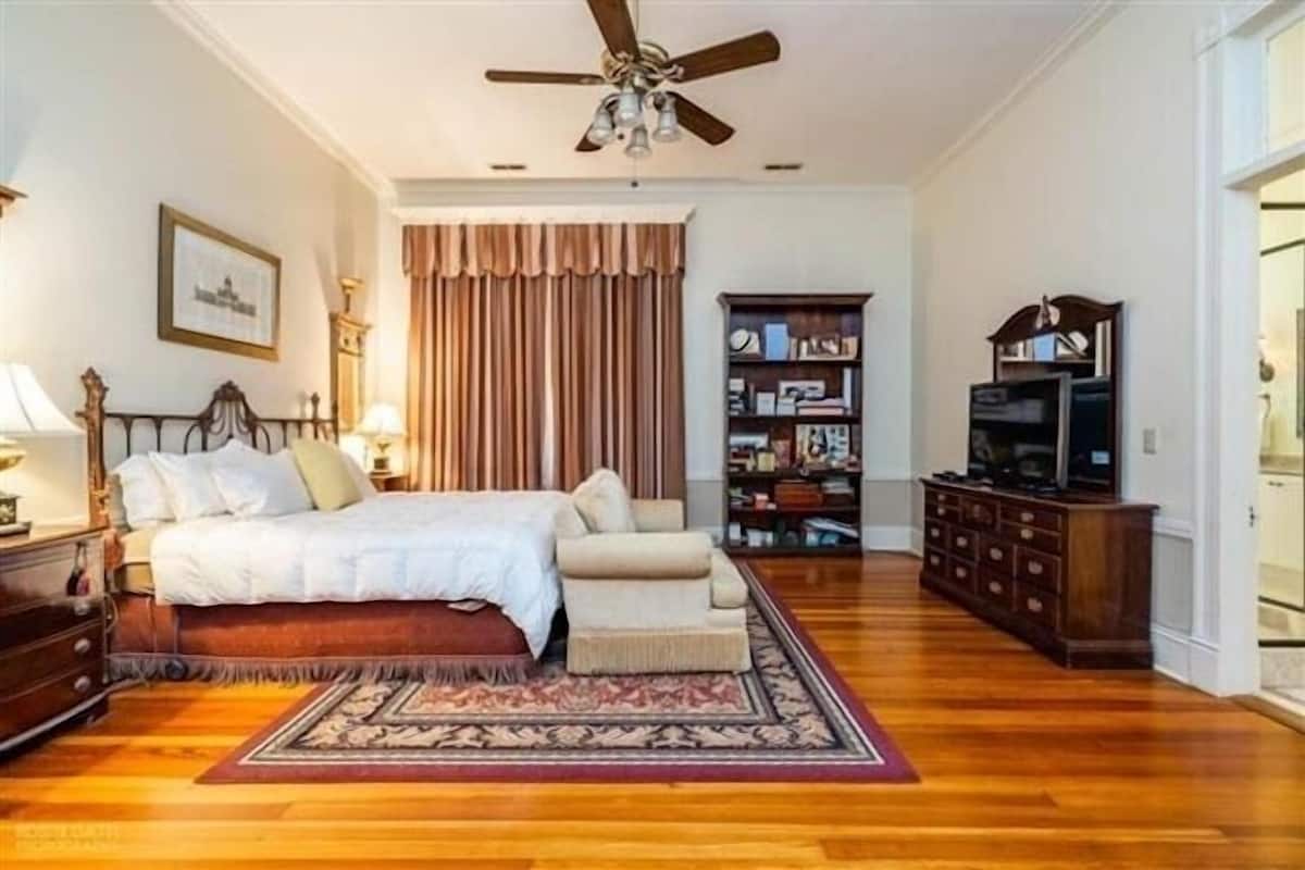 Camera, 1 letto king (Portico Master Suite with Spa Bath) | Biancheria da letto di alta qualità, con stile personalizzato