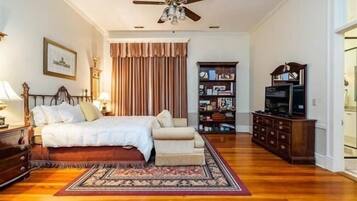 Habitación, 1 cama de matrimonio grande (Portico Master Suite with Spa Bath) | Ropa de cama de alta calidad y decoración individual