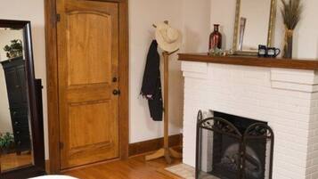 Room 5 | Individually decorated, individually furnished, desk, free WiFi