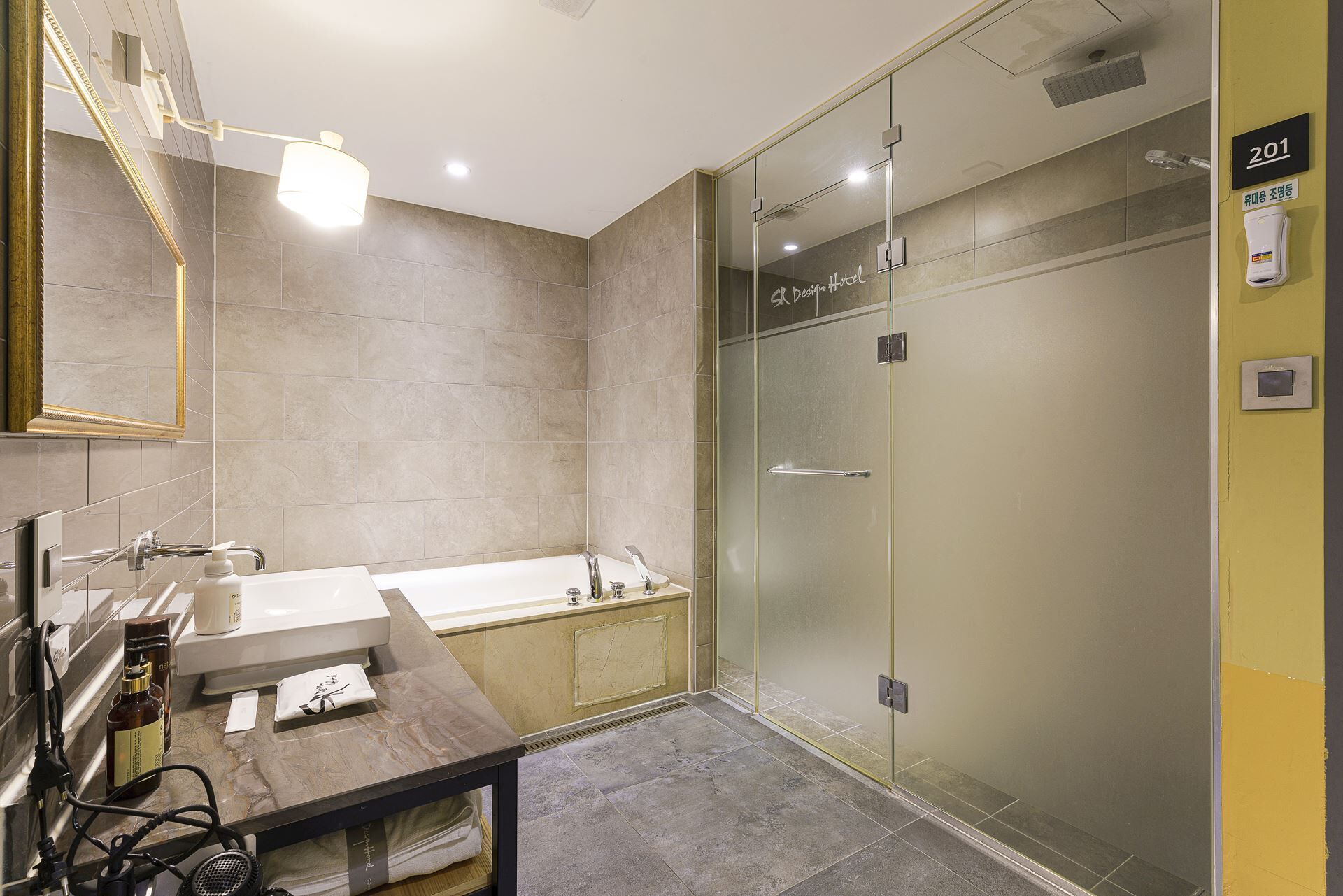 standard room | premium bedding, down duvets, individually decorated, desk