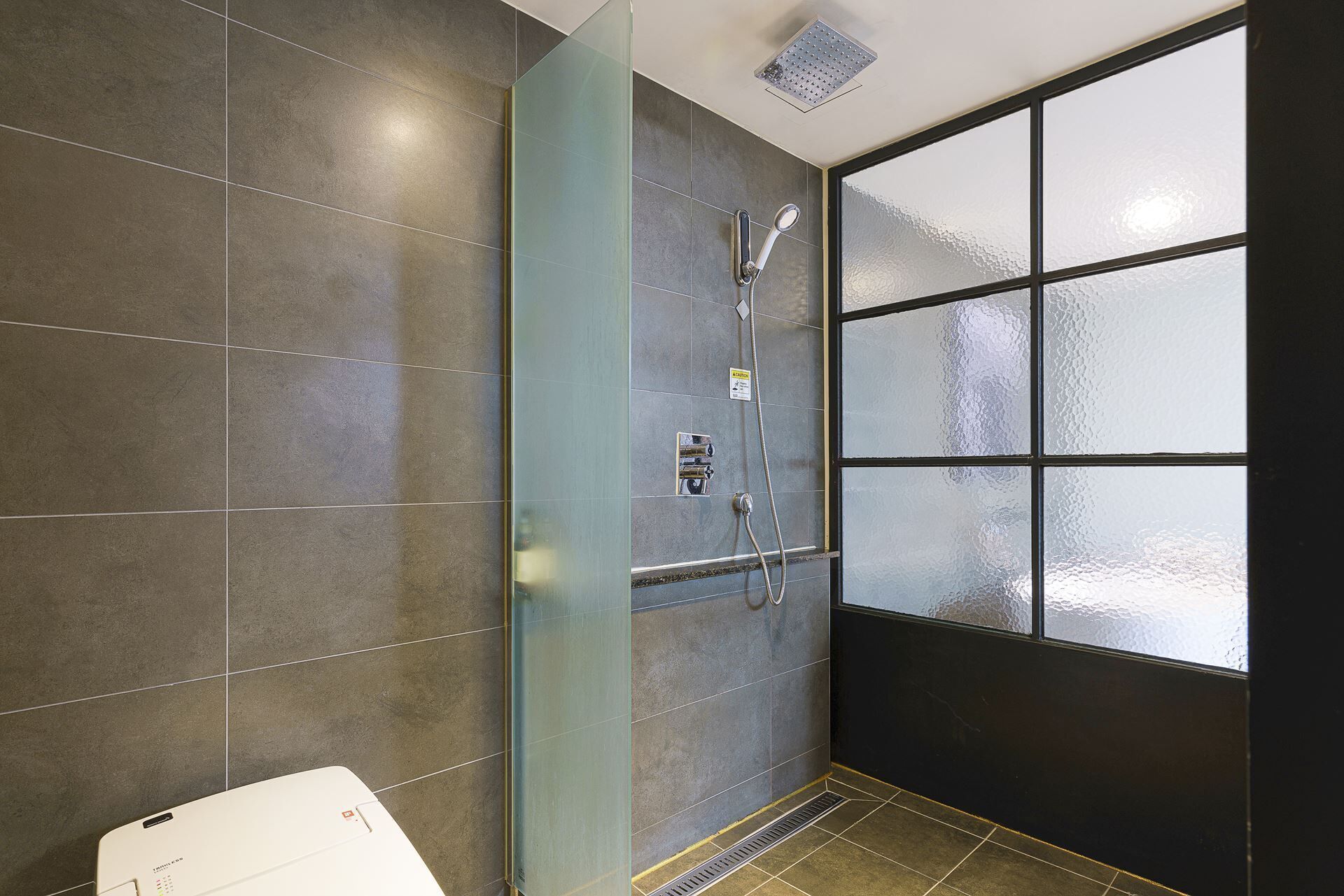 deep-soaking bathtub