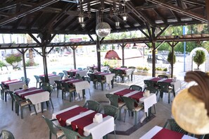 S'hi serveixen esmorzars, dinars i sopars 
