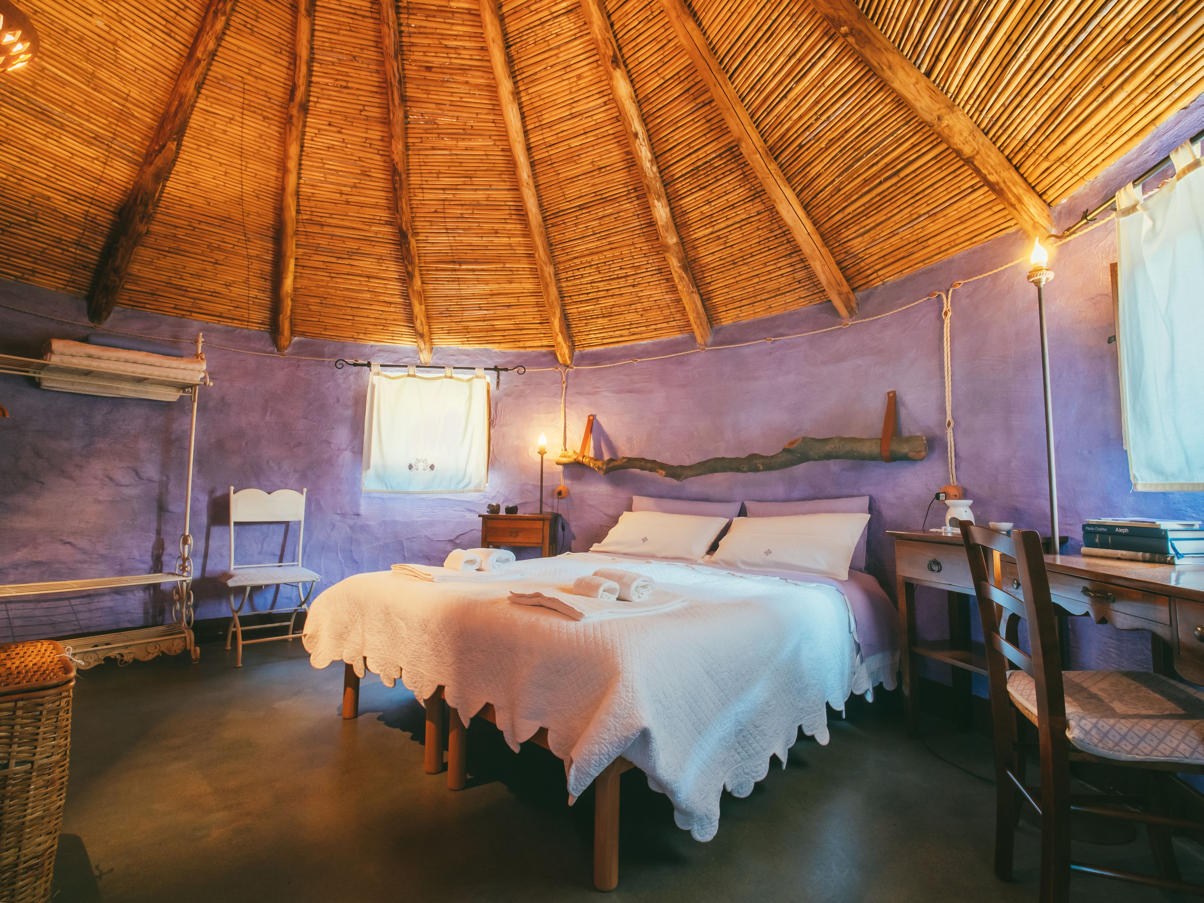 Habitación con 1 cama doble o 2 individuales | Ropa de cama de alta calidad, edredones de plumas, minibar