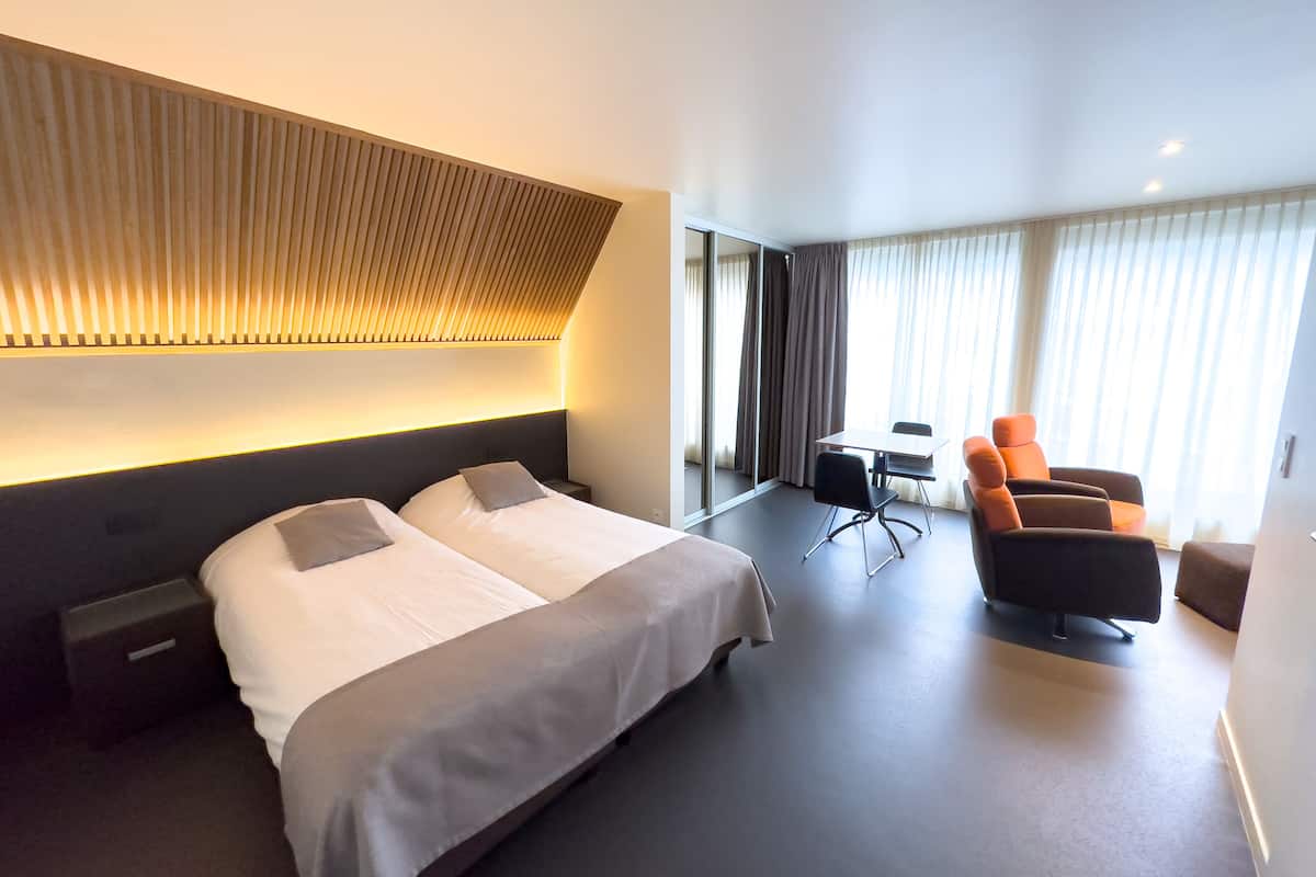 Chambre avec lits jumeaux, balcon | Chambres insonorisées, Wi-Fi gratuit, draps fournis