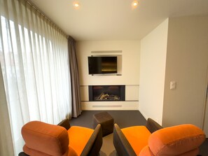 Habitación con 2 camas individuales, balcón | Área de sala de estar | Televisión de pantalla plana 