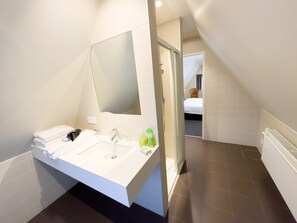 Dúplex, 2 habitaciones | Baño | Ducha, artículos de higiene personal gratuitos y toallas
