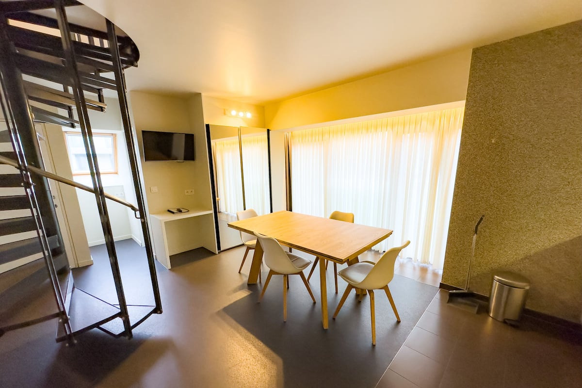 Dúplex, 2 habitaciones | Zona de estar | Una televisión de pantalla plana