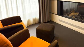 Chambre avec lits jumeaux, balcon | Coin séjour | Télévision à écran plat